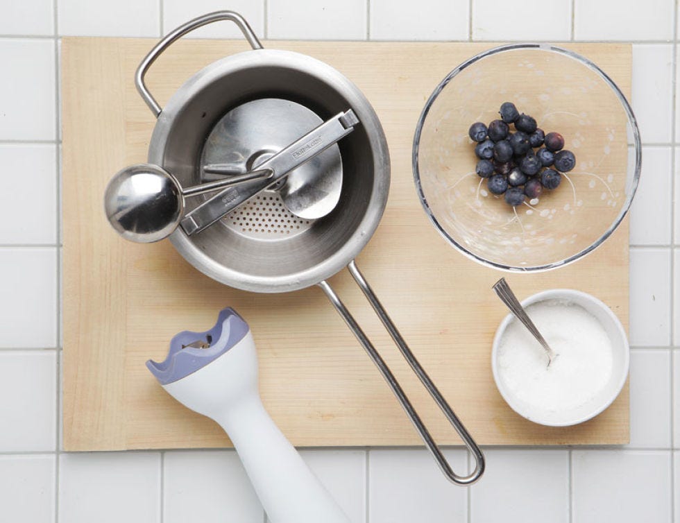 Kitchen utensil, Berry, Tableware, Fruit, Ingredient, Dishware, Guitar accessory, Bilberry, Frutti di bosco, Grapevine family, 