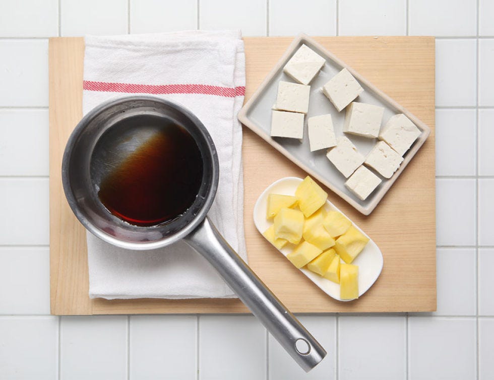 Ingredient, Cuisine, Kitchen utensil, Rectangle, Tile, Condiment, Oil, Bowl, Hoisin sauce, Kitchen knife, 