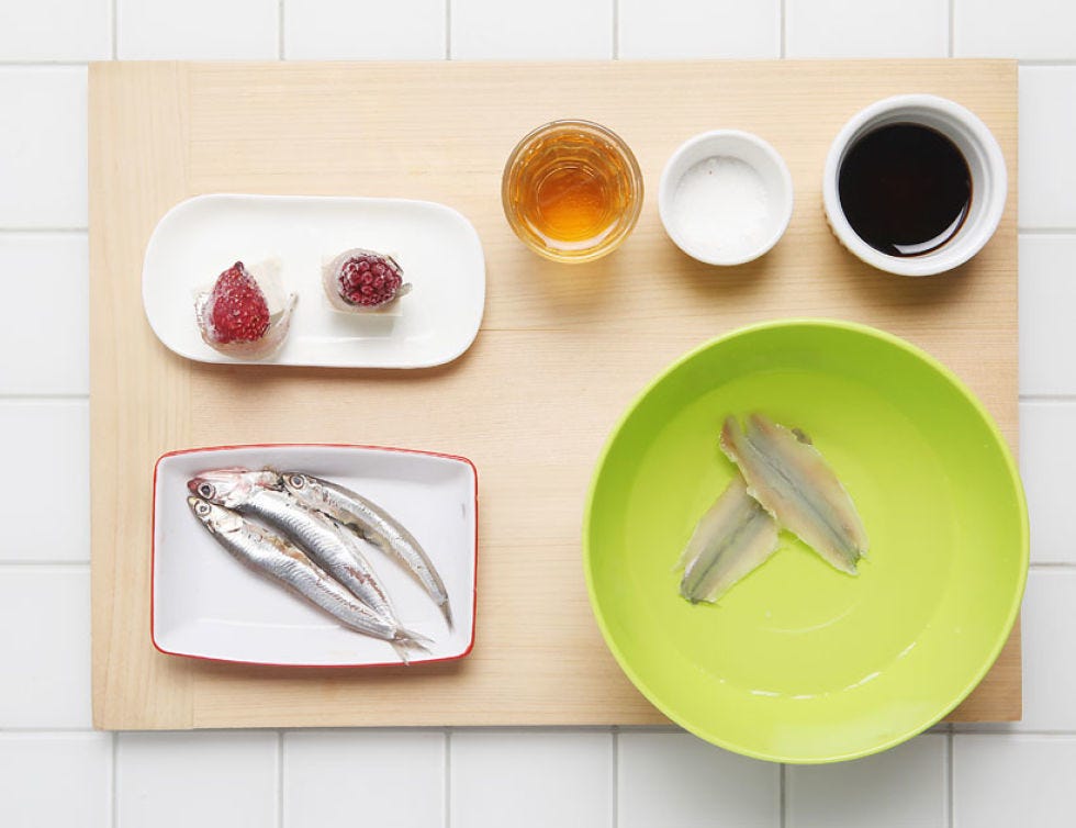 Dishware, Ingredient, Tableware, Seafood, Fish, Serveware, Plate, Fish, Oily fish, Kitchen utensil, 