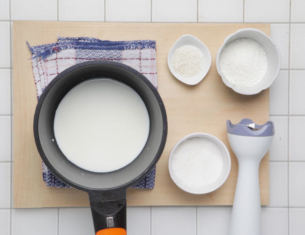 Circle, Chemical compound, Plastic, Kitchen utensil, Cookware and bakeware, Powder, Square, Frying pan, 