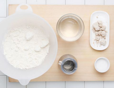 Ingredient, Flour, Chemical compound, Powder, Corn starch, Kitchen utensil, Bread flour, Powdered milk, Ceramic, Circle, 