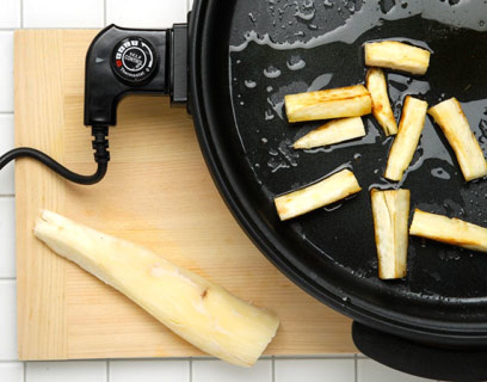 Wood, Food, Ingredient, Frying pan, Hardwood, Cooking, Pan frying, Cookware and bakeware, Cuisine, Breakfast, 