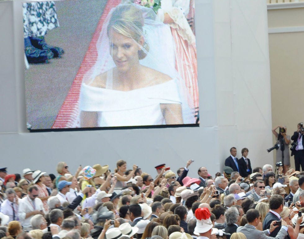 Crowd, Audience, Mammal, Hat, Bridal veil, Veil, Convention, Headpiece, Bridal clothing, Makeover, 
