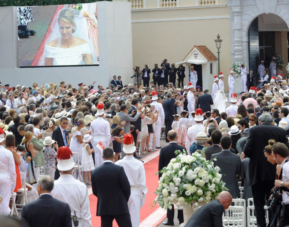 Event, Petal, Ceremony, Crowd, Tradition, Ritual, Bouquet, Floristry, Flower Arranging, Artificial flower, 