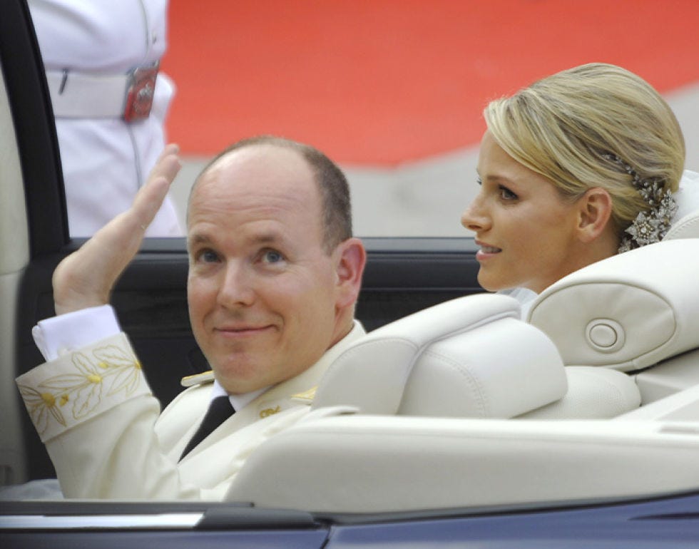 Nose, Mouth, Automotive design, Hairstyle, Happy, Facial expression, Gesture, Blond, Vehicle door, Hearing, 