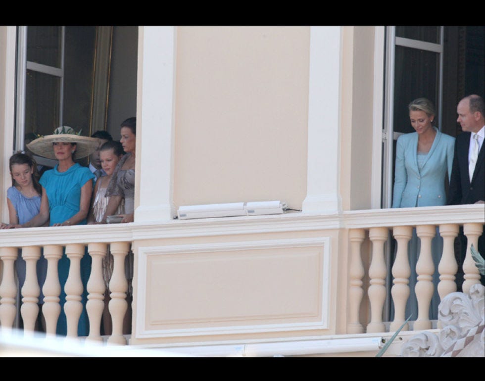 Hat, Suit, Blazer, Sun hat, Fedora, Baluster, Tie, Balcony, Fence, Handrail, 