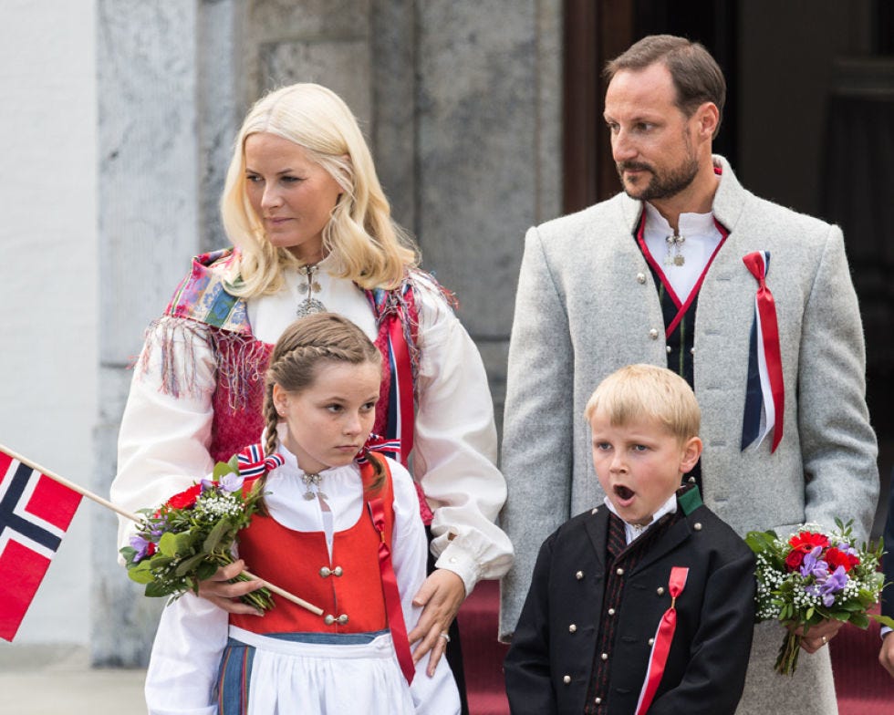 Hair, Face, People, Uniform, Tradition, Blazer, Beard, Bouquet, Hair accessory, Ceremony, 