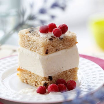 Food, Serveware, Sweetness, Cuisine, Dishware, Ingredient, Dessert, Finger food, Cake, Baked goods, 