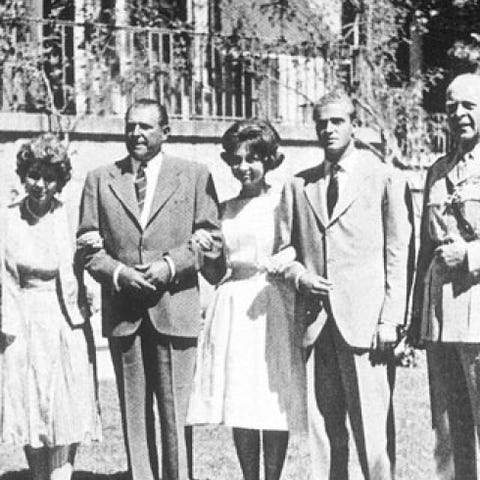 People, Standing, Photograph, Formal wear, Blazer, Vintage clothing, Monochrome, Family, Retro style, Classic,