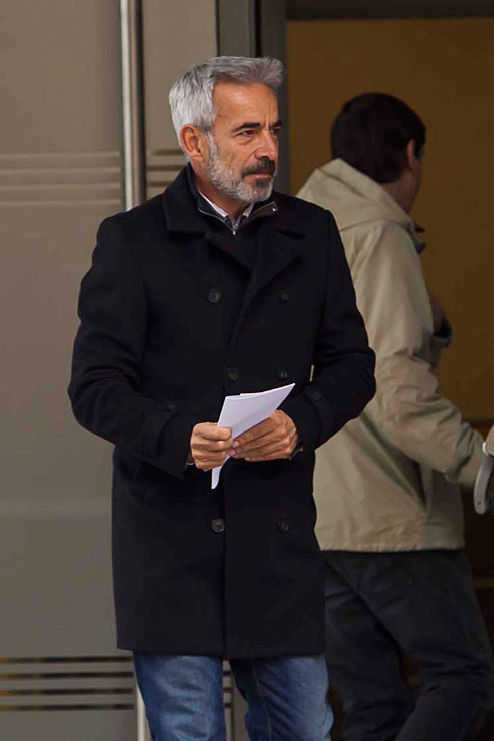 Arm, Dress shirt, Collar, Sleeve, Shirt, Standing, Denim, Suit trousers, Formal wear, Facial hair, 