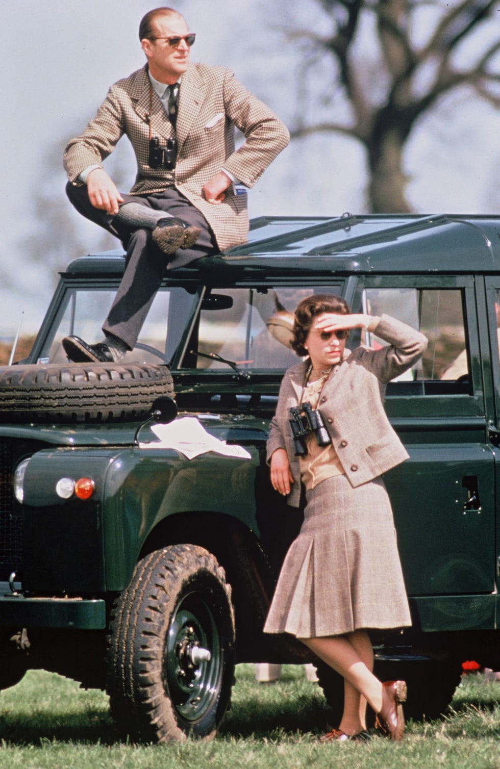 Vehicle, Land vehicle, Shoe, Automotive exterior, Coat, Fender, Dress, Fashion accessory, Grille, Classic, 