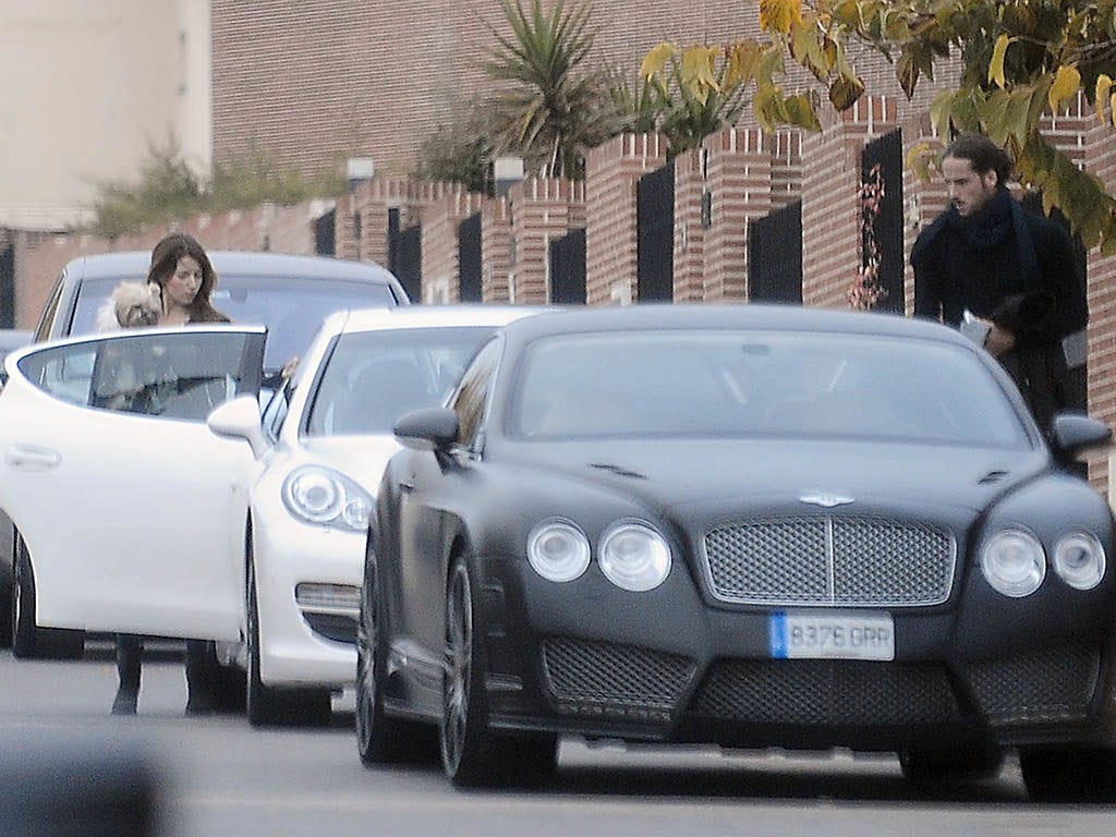 Tire, Automotive design, Vehicle, Land vehicle, Car, Grille, Alloy wheel, Personal luxury car, Fender, Bentley, 