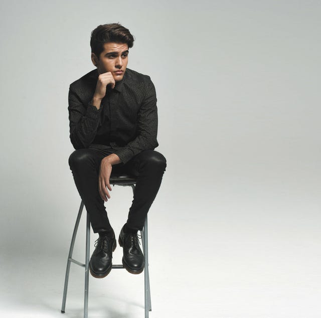 Shoe, Trousers, Shoulder, Jeans, Joint, Collar, Standing, Sitting, Style, Knee, 