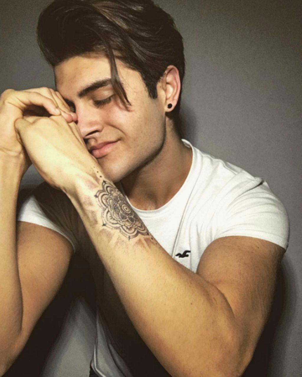 Finger, Elbow, Shoulder, Wrist, Joint, Tattoo, T-shirt, Facial hair, Jaw, Muscle, Finger, Elbow, Shoulder, Wrist, Joint, Tattoo, T-shirt, Facial hair, Jaw, Muscle,