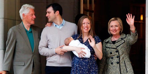Chelsea Clinton abandona el hospital con el pequeño Aidan