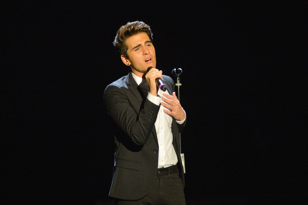 Audio equipment, Microphone, Dress shirt, Standing, Electronic device, Formal wear, Public speaking, Suit trousers, Suit, Blazer, Audio equipment, Microphone, Dress shirt, Standing, Electronic device, Formal wear, Public speaking, Suit trousers, Suit, Blazer,