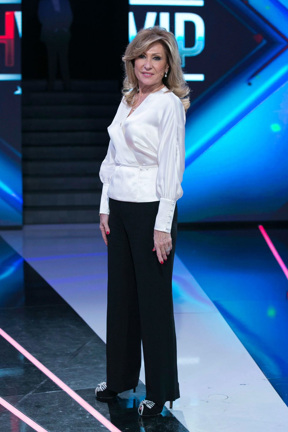 Style, Electric blue, Fashion, Fashion model, Street fashion, Waist, Blond, Brown hair, Fashion design, Fashion show, 