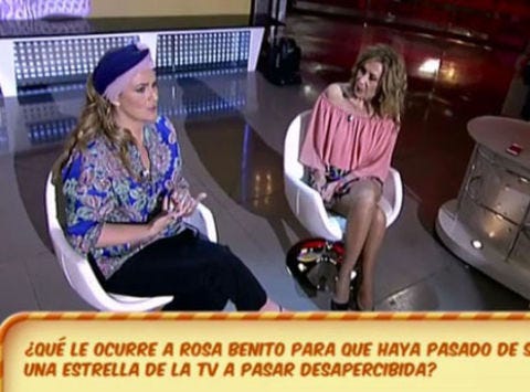 Sitting, Comfort, Sharing, Thigh, Beanie, Home appliance, Lap, Television program, Kitchen appliance, Photo caption, 
