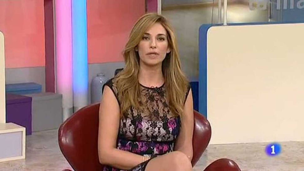 Lip, Hairstyle, Shoulder, Sitting, Joint, Beauty, Blond, Thigh, Long hair, Brown hair, 