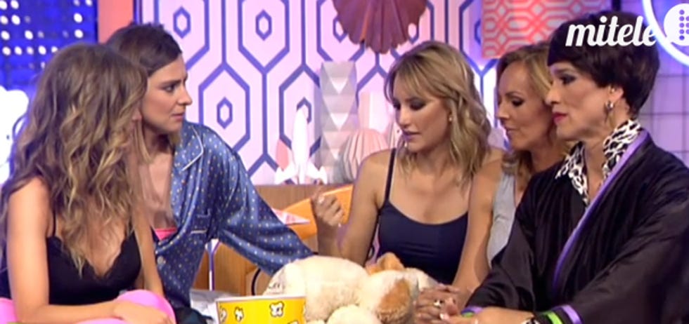 Face, Arm, People, Community, Interaction, Sharing, Conversation, Blond, Teddy bear, Long hair, 