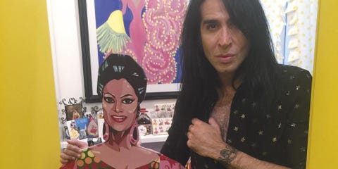 Mario Vaquerizo con una reproducción de Lola Flores en su casa Mario Vaquerizo con una reproducción de Lola Flores en su casa
