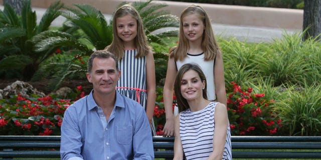 Los Reyes Felipe y Letizia con sus hijas, Leonor y Sofía, en el tradicional posado veraniego en Mallorca. 2016.