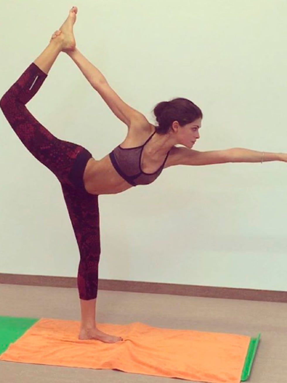 Arm, Human leg, Shoulder, Elbow, Wrist, Hand, Joint, Standing, Exercise, Barefoot, 