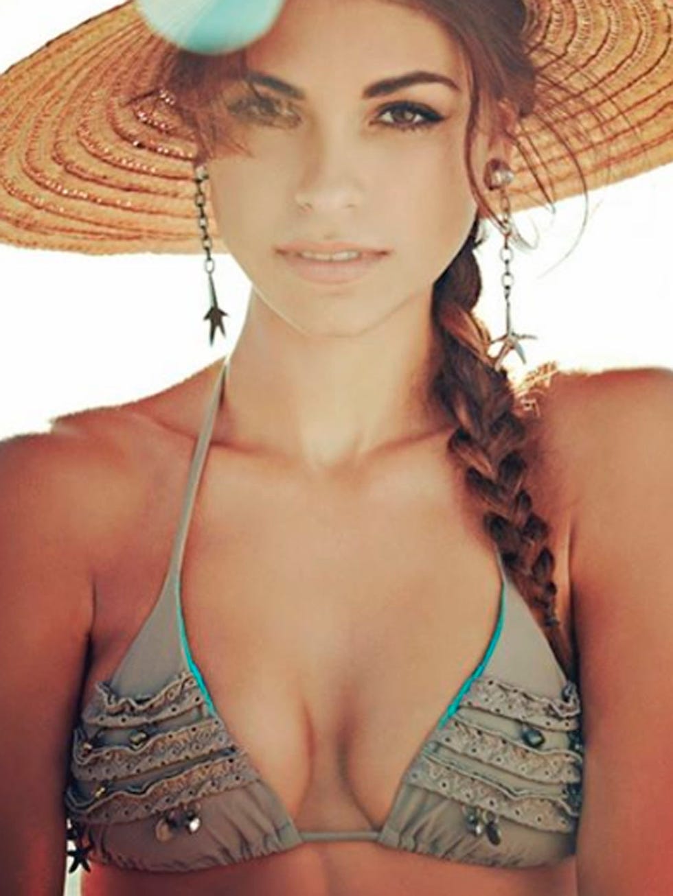 Lip, Hairstyle, Skin, Brassiere, Eyelash, Beauty, Chest, Headgear, Undergarment, Organ, 
