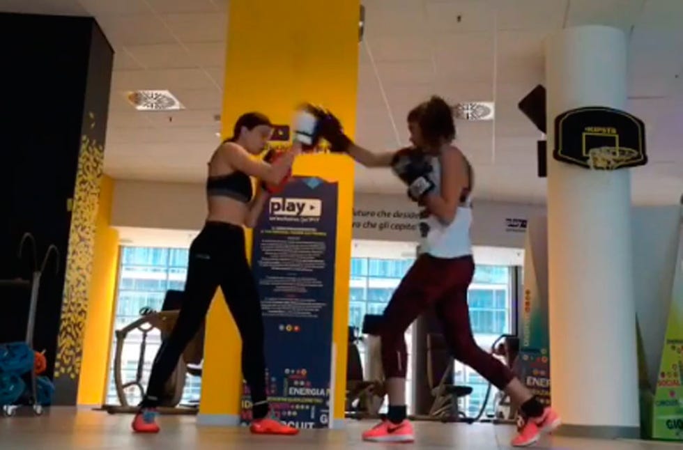 Room, Youth, Thigh, Active pants, Contact sport, Competition, Physical fitness, Individual sports, sweatpant, Combat sport, 