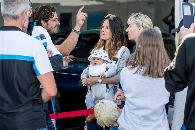 Hair, Hat, Interaction, Gesture, Baby, Family, Greeting, 