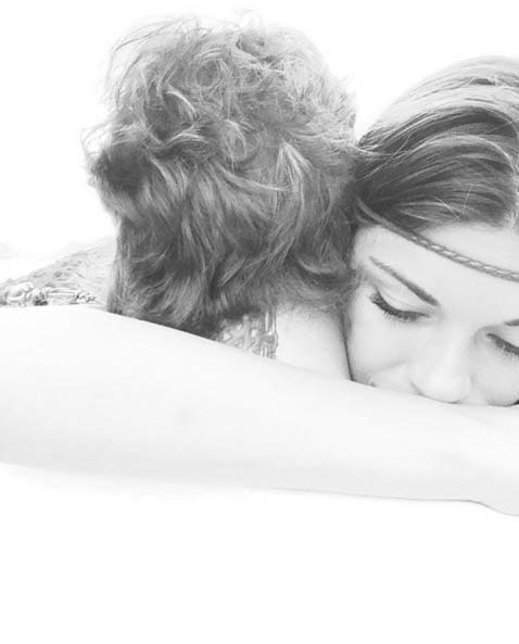 Hairstyle, Comfort, Shoulder, Interaction, Love, Nap, Sleep, Blond, Long hair, Monochrome photography, 