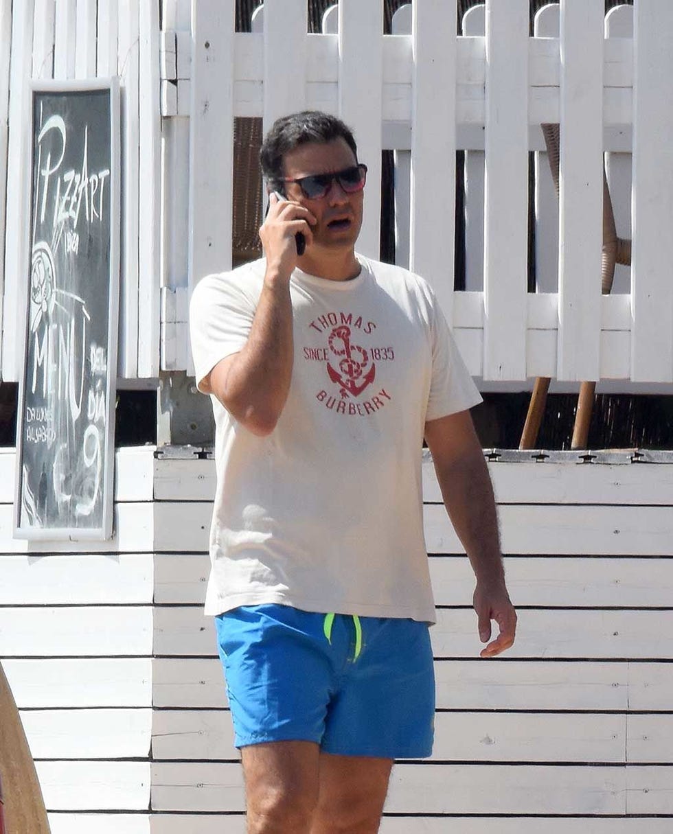 Eyewear, Vision care, Glasses, Active shorts, Shorts, board short, Bermuda shorts, Trunks, Street fashion, Muscle, 