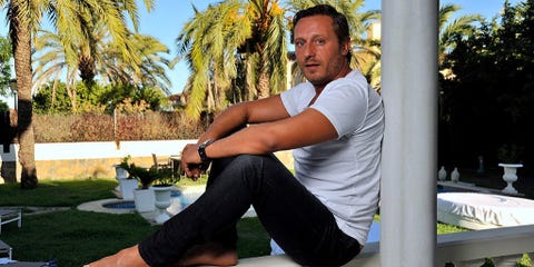 Elbow, Leisure, Human leg, Sitting, Knee, Arecales, Comfort, Thigh, Foot, Barefoot, Elbow, Leisure, Human leg, Sitting, Knee, Arecales, Comfort, Thigh, Foot, Barefoot,