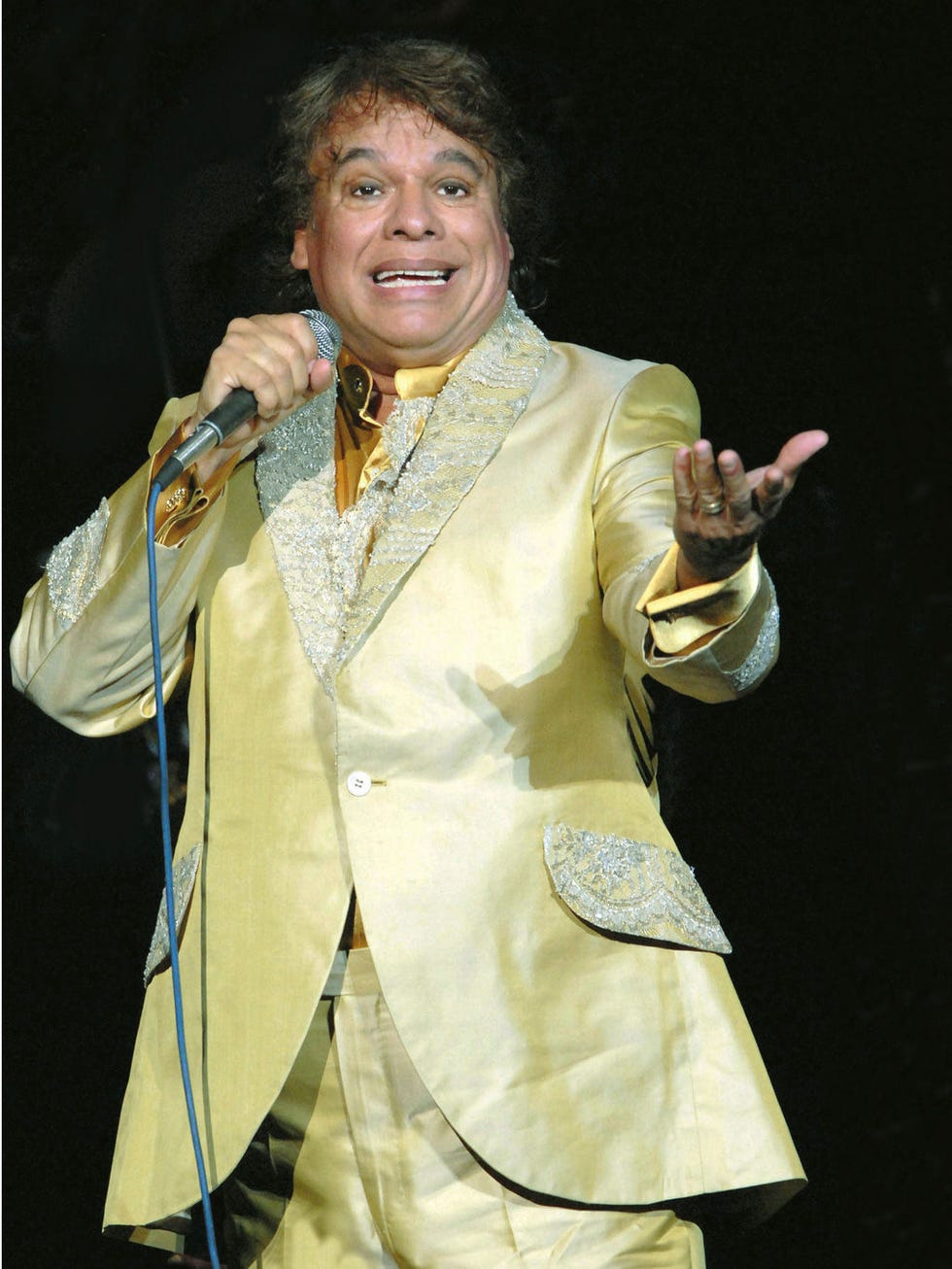 Microphone, Audio equipment, Jewellery, Music artist, Necklace, Singer, Body jewelry, Singing, Costume design, Song, 