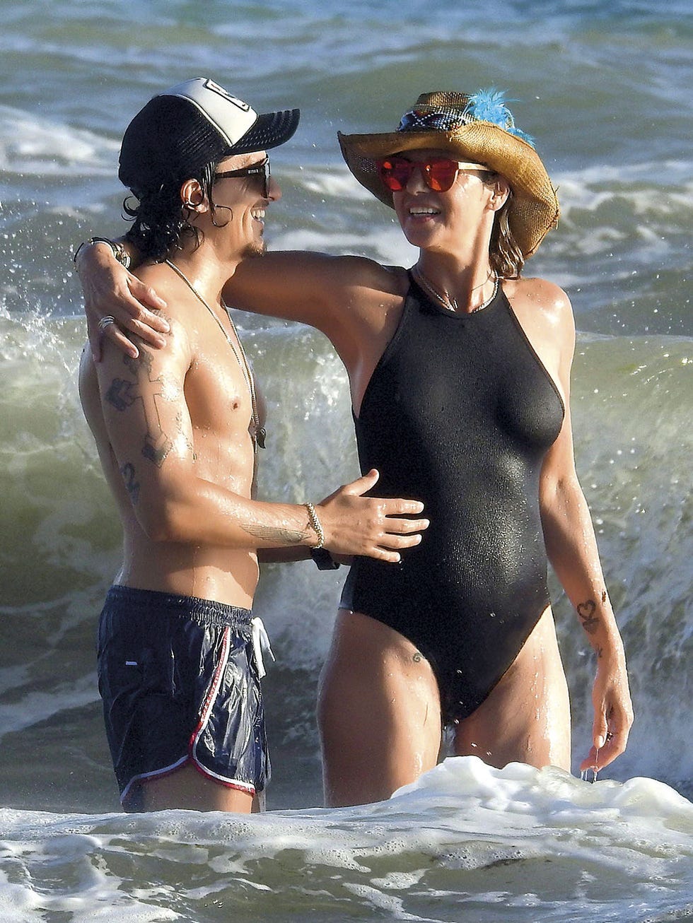 Fun, Human body, Hat, Water, Swimwear, Summer, Fashion accessory, Interaction, People in nature, Vacation, 