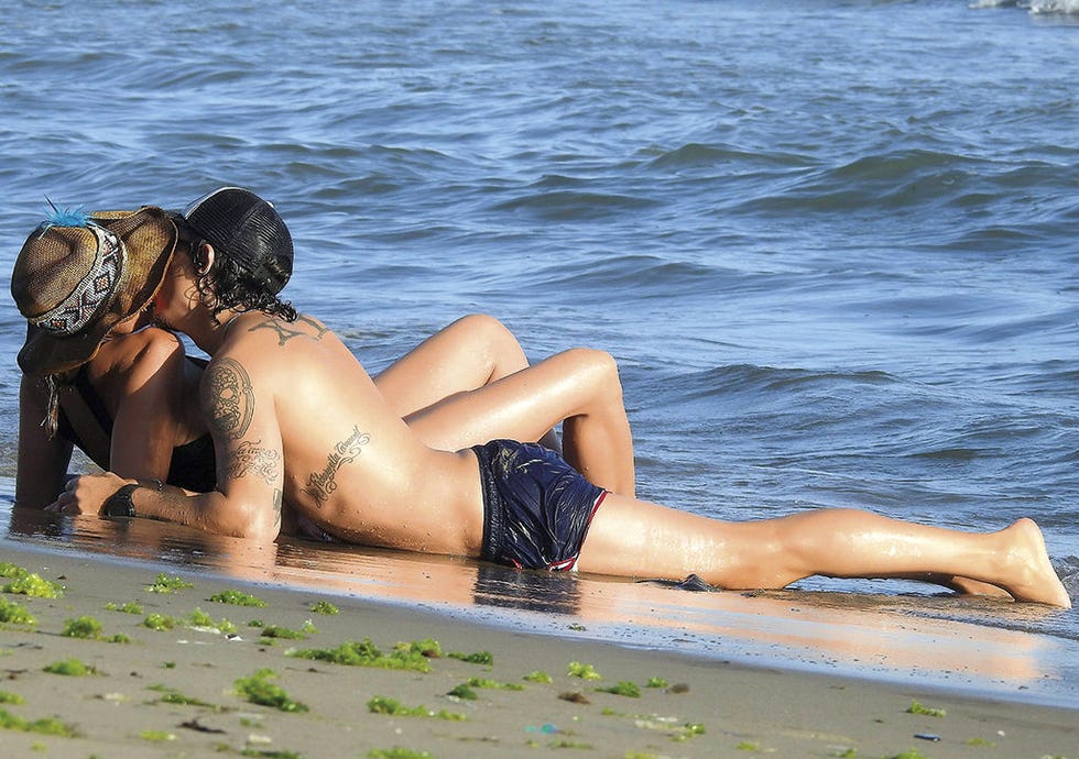 Water, Human leg, Summer, People in nature, Hat, Vacation, Beach, Back, Thigh, Knee, 