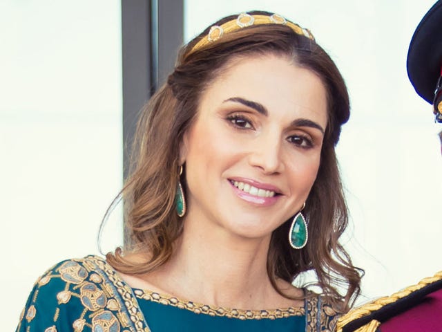 Ear, Hairstyle, Eyebrow, Earrings, Eyelash, Fashion accessory, Jewellery, Goggles, Eye liner, Hair accessory, 