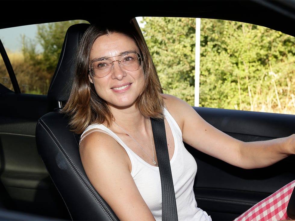 Shoulder, Comfort, Car seat, Vehicle door, Sitting, Black hair, Glass, Head restraint, Travel, Car seat cover, 