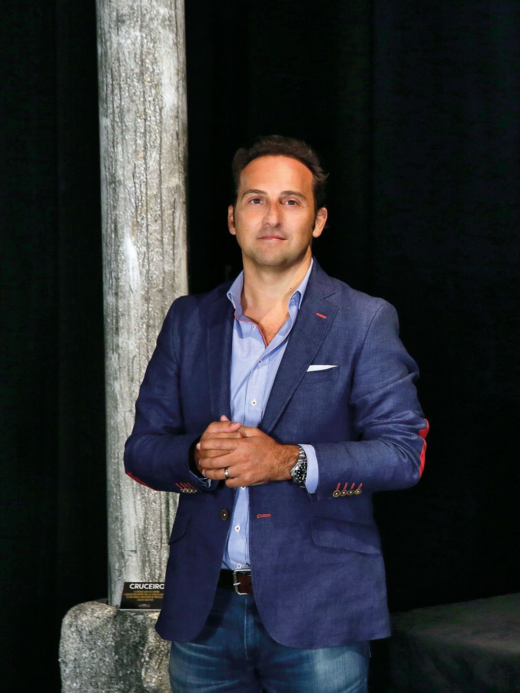 Dress shirt, Collar, Shirt, Denim, Jeans, Pocket, Blazer, Watch, Facial hair, Button, 