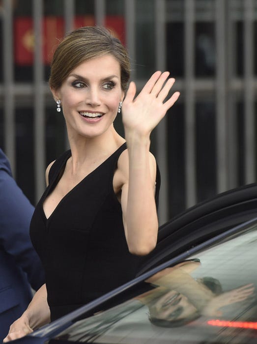 la reina letizia saludando con la mano