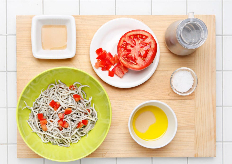 Ensalada de gulas y aguacate
