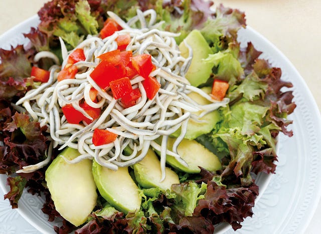 Ensalada de gulas y aguacate