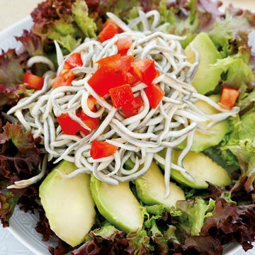 Ensalada de gulas y aguacate
