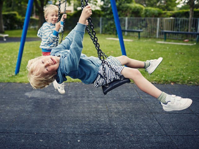 Niños jugando en un columpio