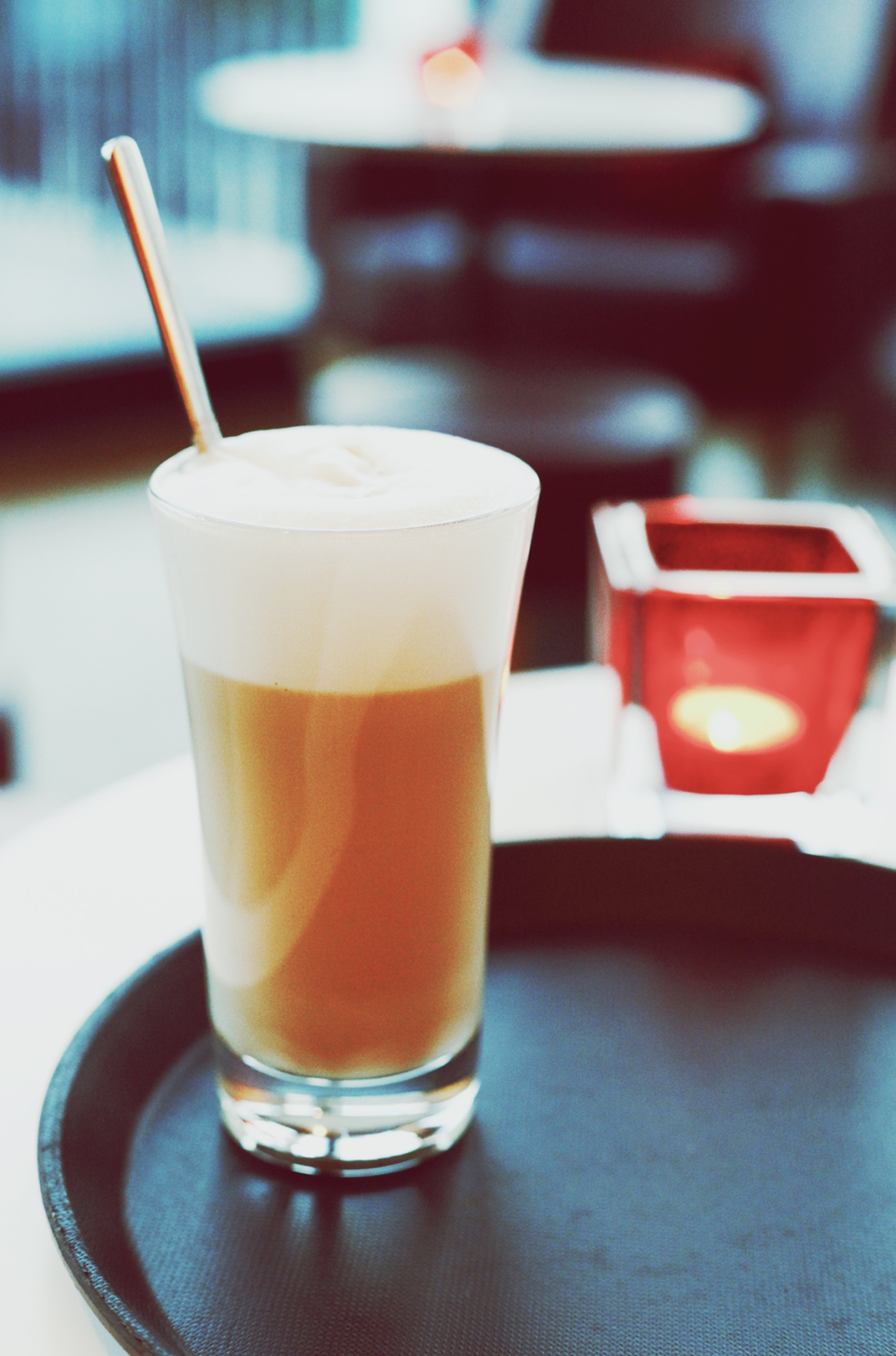 Beer, Drinkware, Drink, Alcoholic beverage, Alcohol, Liquid, Beer glass, Barware, Tableware, Pint, 
