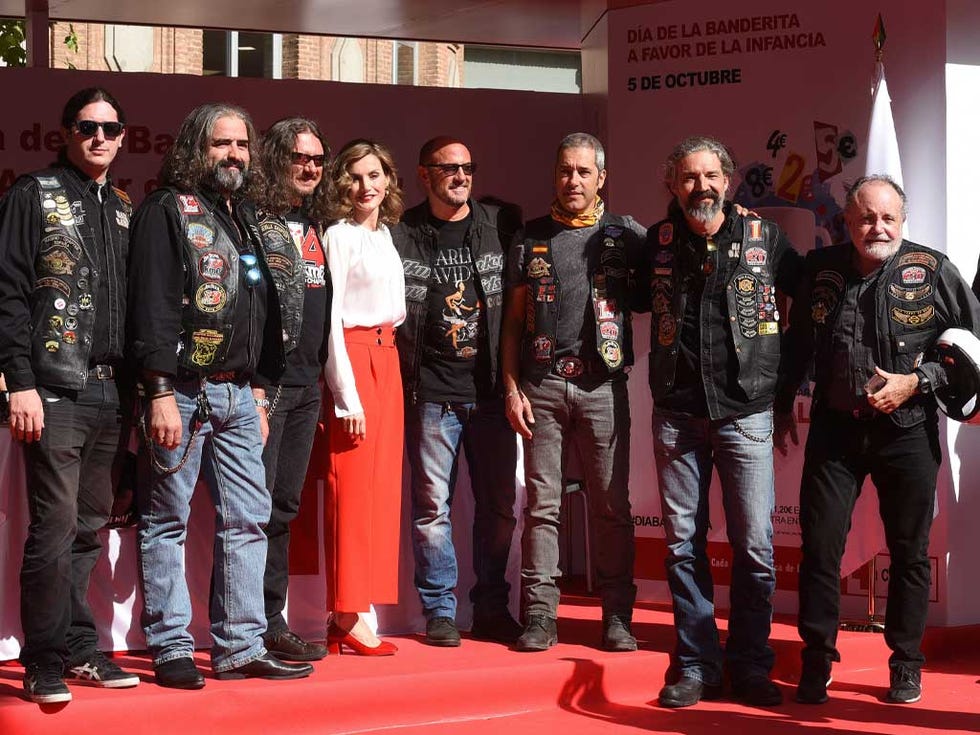 Shirt, Jeans, Red, T-shirt, Sunglasses, Jacket, Carpet, Team, Crew, 