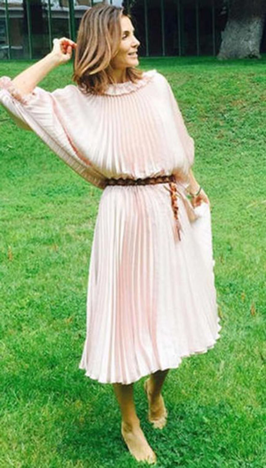 Green, Sleeve, Photograph, Dress, Street fashion, One-piece garment, Long hair, Foot, Costume, Day dress, 