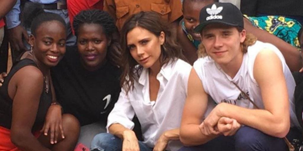 Victoria Beckham Y Su Hijo Brooklyn Muestran Su Lado Más Solidario En Kenia