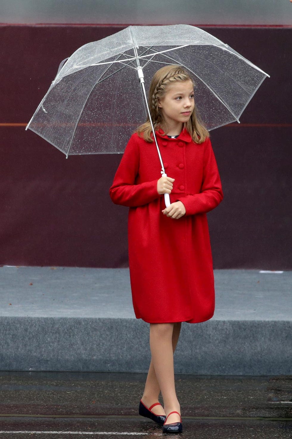 Umbrella, Red, Clothing, Outerwear, Standing, Fashion accessory, Rain, Headgear, Smile, 