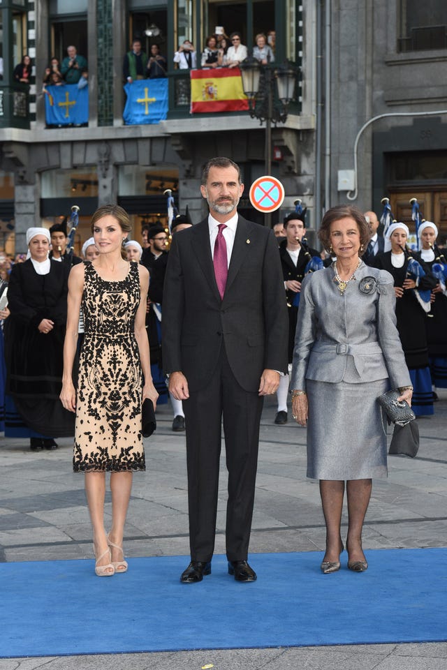 Clothing, Coat, Trousers, Shirt, Outerwear, Suit, Standing, Dress, Style, Fashion, 
